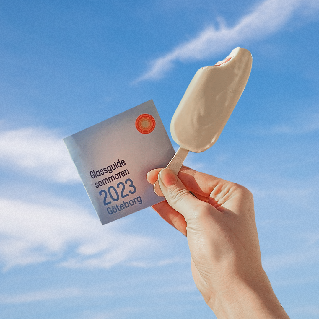 Folded glassguiden and an ice cream, in a hand